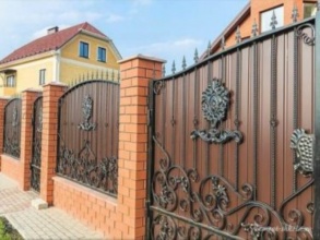 Кирпичный забор с ковкой  150 метров фото в Дзержинском