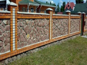 Кирпичный забор с камнем 12 метров фото в Дзержинском