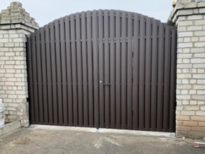 Ворота распашные из евроштакетника - пример 2 фото в Дзержинском