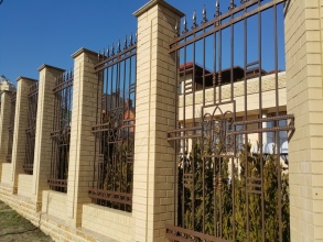 Кирпичный забор с ковкой  10 метров фото в Дзержинском